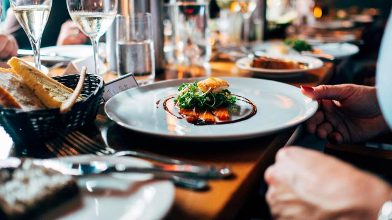 Dalla cucina di casa al sogno imprenditoriale: cosa serve davvero per aprire un ristorante?