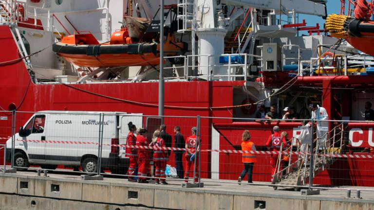 Ravenna, è arrivata la Ocean Viking con 130 migranti, a bordo anche una persona morta dopo i soccorsi in mare aperto VIDEO GALLERY