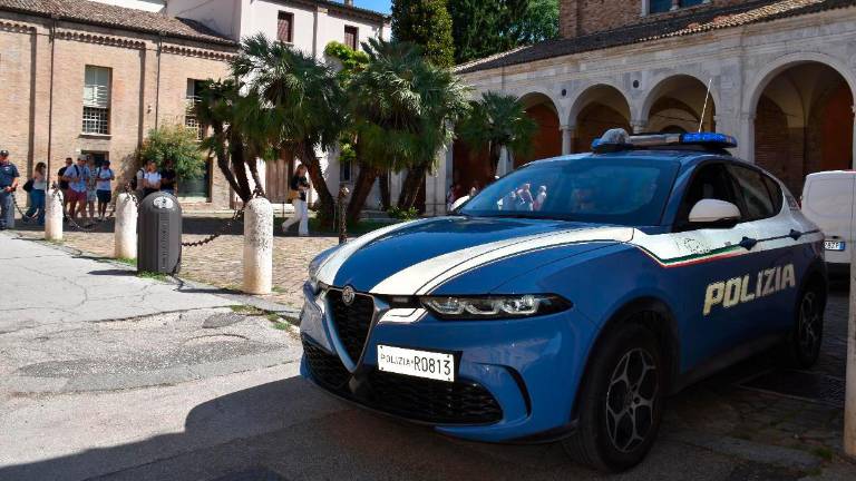Pinarella di Cervia, aggredisce gli agenti durante un controllo e viene arrestato