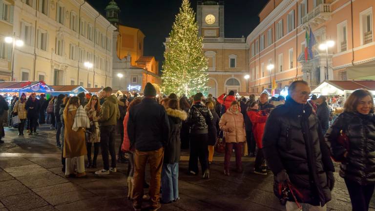 Piazza del Popolo con l‘albero di Natale (Fiorentini)