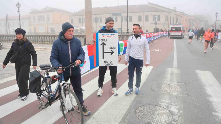 Podismo, una marea colorata al via della “Attraverso Cesenatico” VIDEO GALLERY