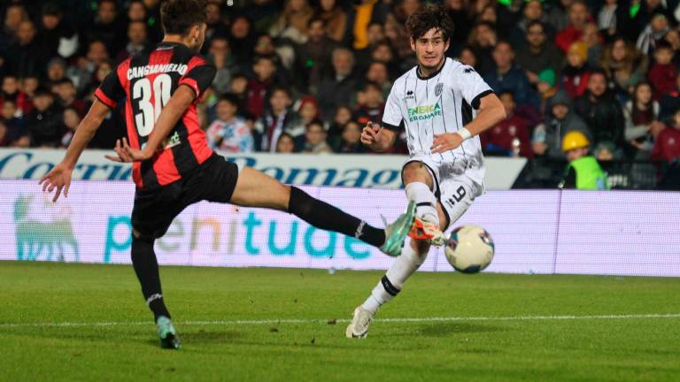 Cristian Shpendi segna in contropiede il momentaneo 2-0 del Cesena sulla Lucchese al termine di una delle tante azioni veloci e in verticale che sono il marchio di fabbrica del Cesena foto zanotti