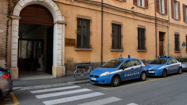 Forlì, spacciatore tenta la fuga in monopattino: fermato e rimpatriato in Tunisia
