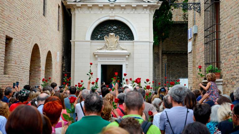 Lisa Dradi durante una manifestazione della Fp Cgil, a destra la Tomba di Dante