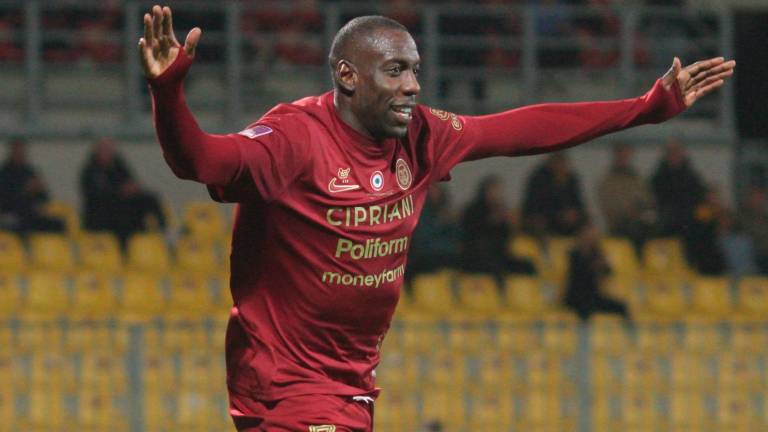 Stefano Okaka esulta (foto Massimo Fiorentini)