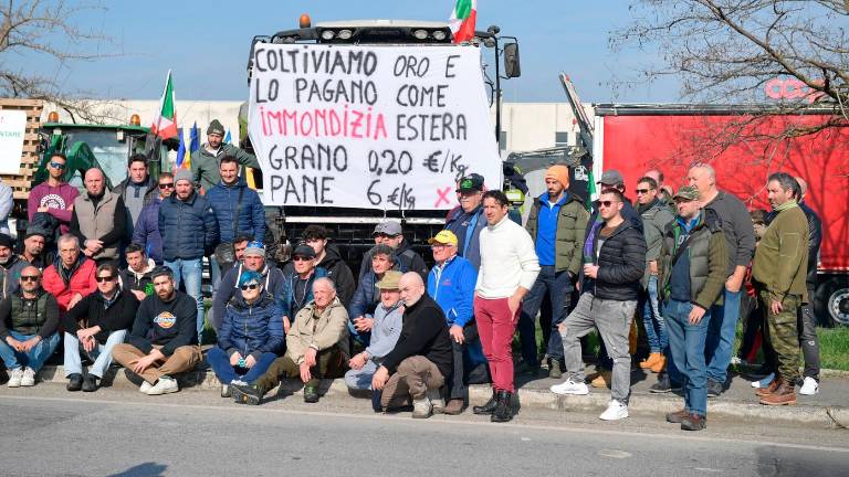 “Noi che coltiviamo oro e lo pagano come immondizia”: il corteo dei trattori al casello di Cesena Nord VIDEO