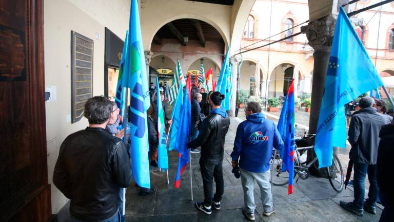 Ravenna, presidio sindacale dopo la morte sul lavoro al Sapir: “La sicurezza torni al centro” - Gallery