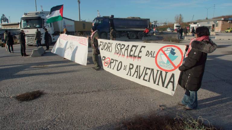 “Basta col transito di armi dal porto di Ravenna”: un affollato presidio sulla Classicana - Gallery