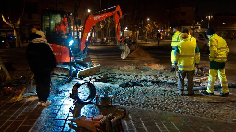 I tecnici al lavoro in viale Farini (foto Massimo Fiorentini)
