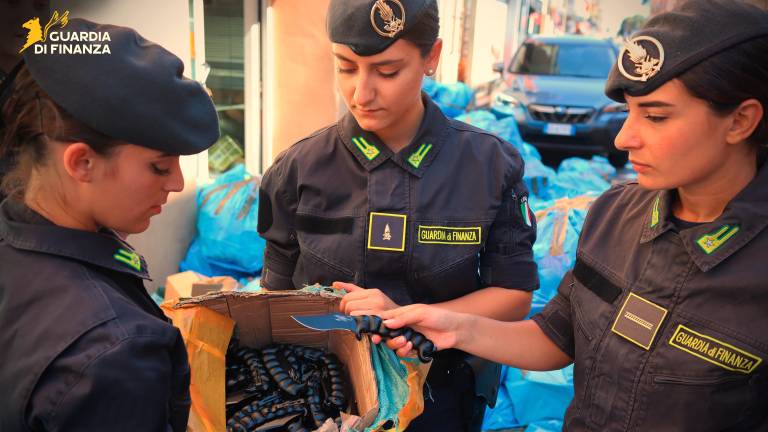 Rimini. Maxi sequestro di 340mila articoli falsi e 3200 armi bianche VIDEOGALLERY