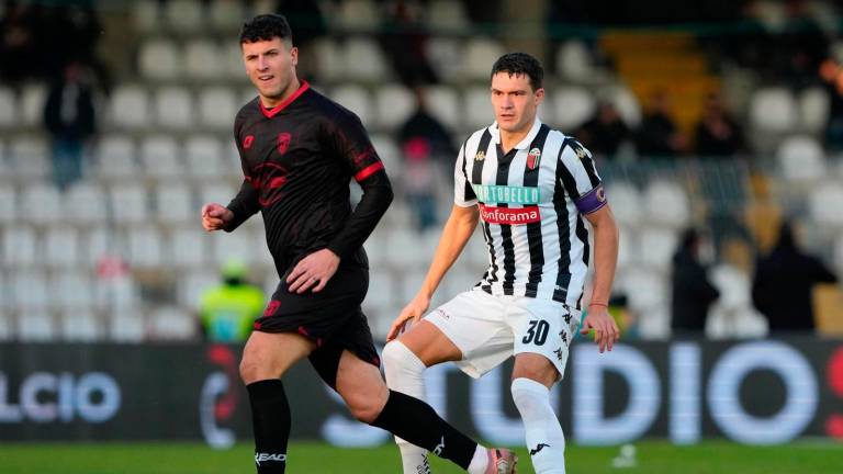 Elia Petrelli seguito a vista da Marcos Curado (foto Ascoli Calcio)