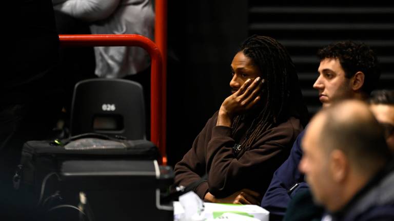 Demonte Harper in borghese durante la partita con Cremona foto Fabio blaco