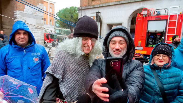 Ravenna, nonostante la neve la Befana è arrivata dal cielo, dal mare e... sui pedali