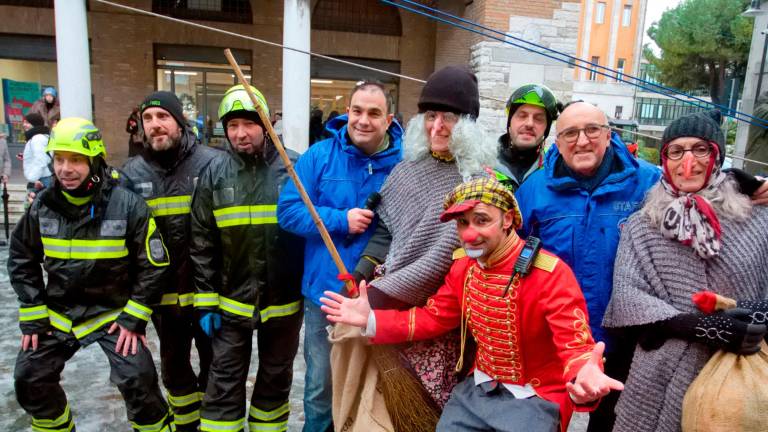 Ravenna, nonostante la neve la Befana è arrivata dal cielo, dal mare e... sui pedali