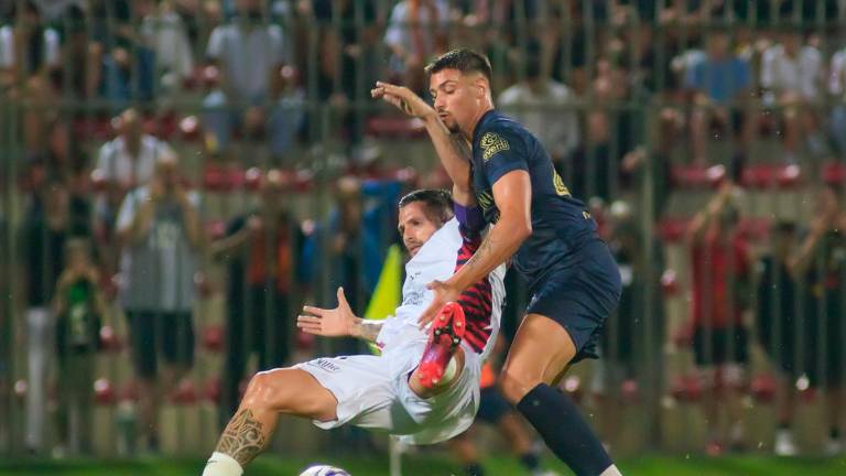 Il difensore giallorosso Mattia Scaringi in azione foto MASSIMO FIORENTNI