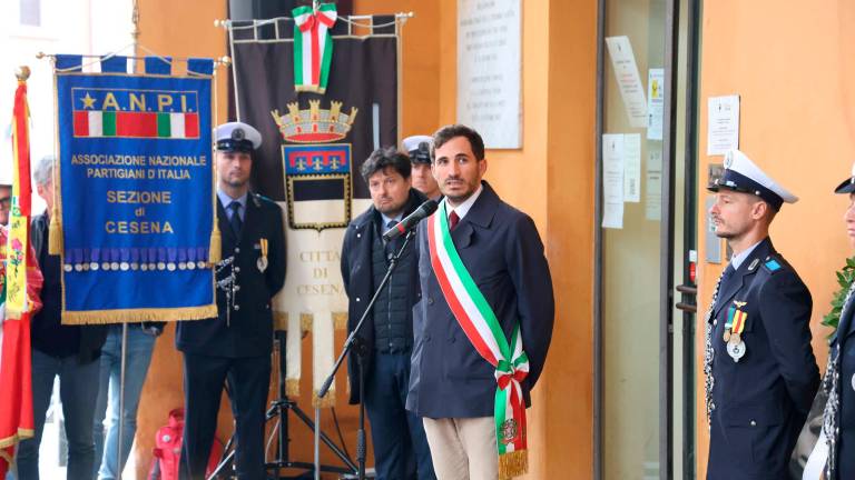 Il sindaco Lattuca alla cerimonia degli 81 anni dalla Liberazione di Cesena (Zanotti)