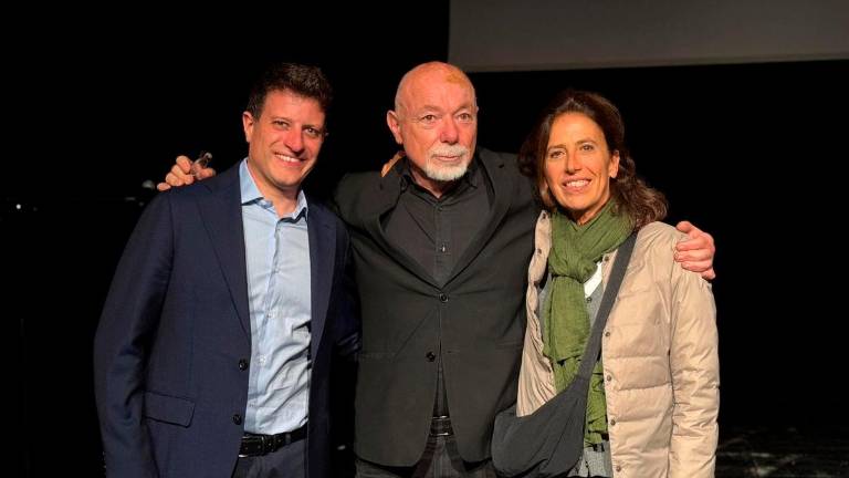 Il sindaco Filippo Sacchetti, Paolo Nori e Silvia Baldini, figlia di Raffaello