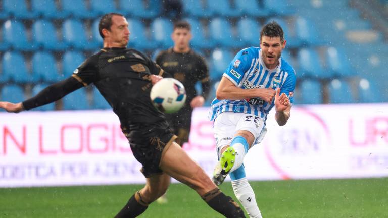 Matteo Gorelli cerca di ostacolare Marco Carraro, il cui tiro colpirà la traversa