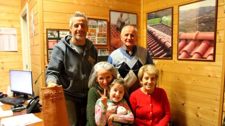 Sergio Broccoli a con i figli Gianni ed Elisa, la moglie Piera e la nipotina Lucia di 7 anni