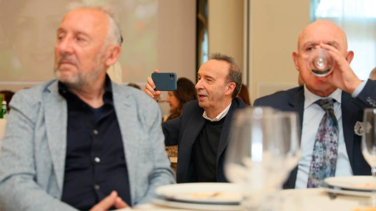 Roberto Benigni filma la cerimonia di premiazione di Nicoletta Braschi al Panathlon Club Cesena VIDEO GALLERY