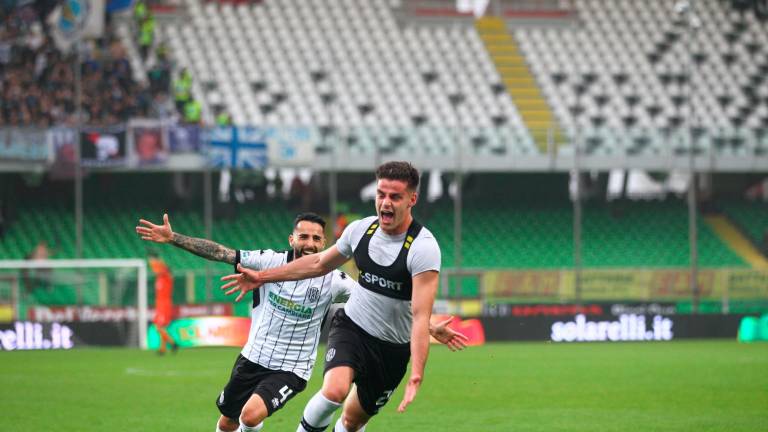 Edoardo Pierozzi inseguito da Riccardo Chiarello dopo il gol-promozione contro il Pescara foto gianmaria zanotti