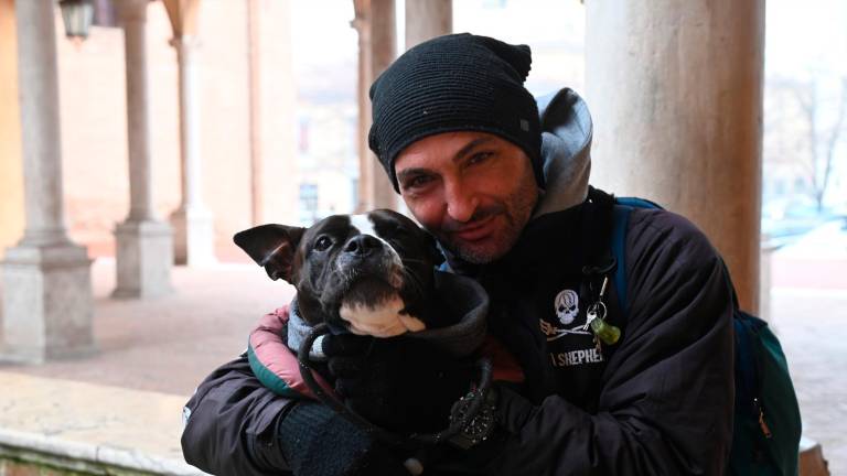 Tony e Masha preferiscono stare fuori al freddo piuttosto che separarsi (foto Blaco)