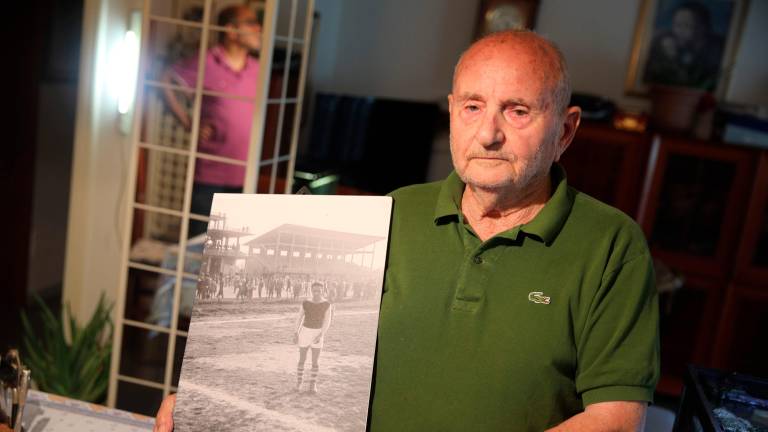 Ferruccio Severi con la sua foto da calciatore del Cesena negli Anni 50 (foto Zanotti)
