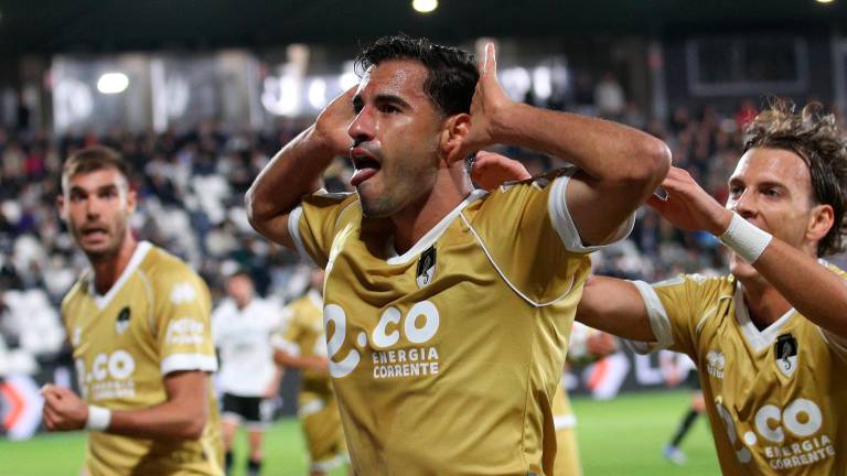 Gianluca Frabotta festeggia la rete del momentaneo 1-1 (Rega)