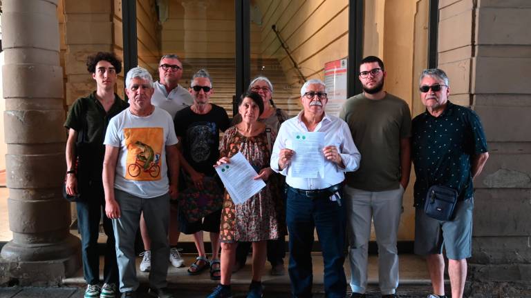 Gli attivisti che hanno consegnato la lettera in Comune (foto Fabio Blaco)