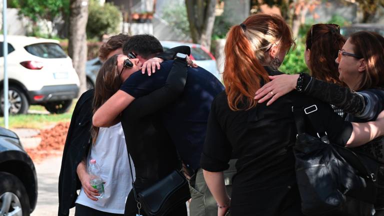 Forlì. «Ciao Giulia, eri un vulcano, non ti dimenticheremo». Il saluto degli amici e del fidanzato alla ragazza uccisa dal treno