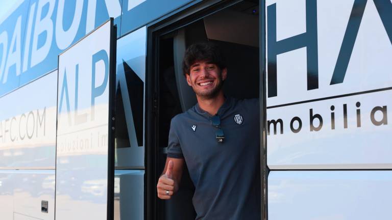 Cristian Shpendi alla partenza per il ritiro: il centravanti non perde mai il sorriso (foto Gianmaria Zanotti)