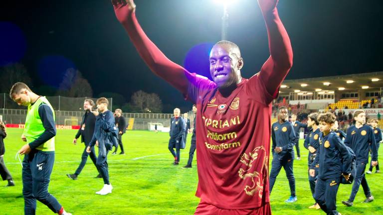 Stefano Okaka esulta al termine di Ravenna-Ascoli (foto Massimo Fiorentini)