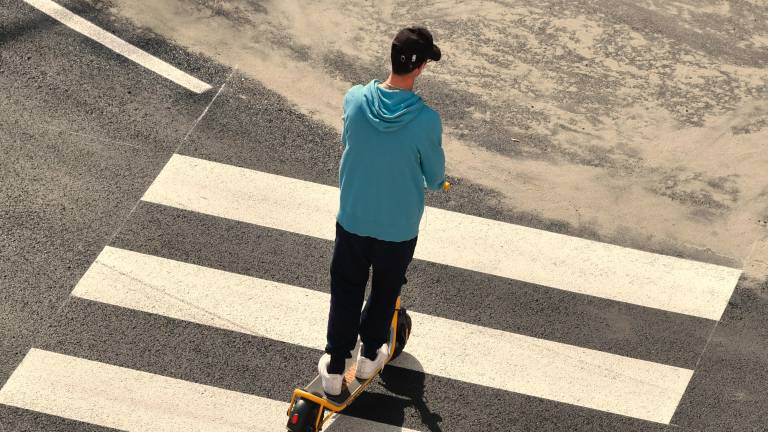 Rimini, pugno duro sui monopattini: già 111 multe nel 2026 e ora arriva la polizza obbligatoria