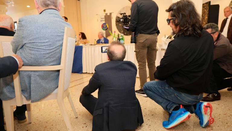 Roberto Benigni filma la cerimonia di premiazione di Nicoletta Braschi al Panathlon Club Cesena VIDEO GALLERY