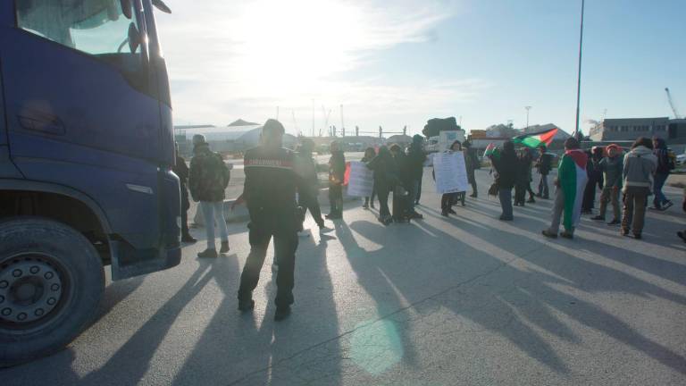 “Basta col transito di armi dal porto di Ravenna”: un affollato presidio sulla Classicana - Gallery
