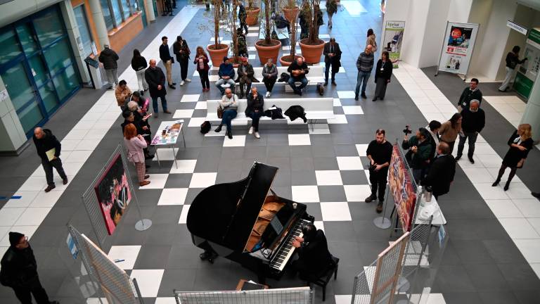 Forlì, Antonio Casanova suona per 8 ore in ospedale: “La musica rompe le barriere della malattia” VIDEO GALLERY