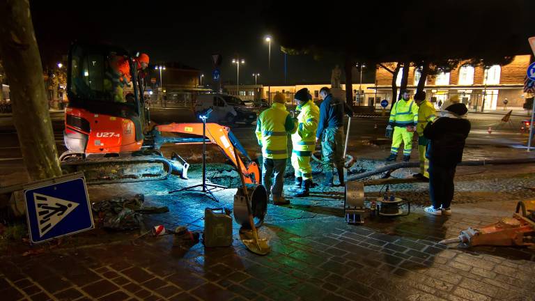 Rotta una condotta idrica, Ravenna si risveglia senz’acqua. Scuole aperte. Operai al lavoro in viale Farini GALLERY