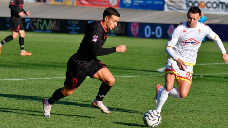 Nicola Farinelli in azione nella partita dell’andata contro la formazione piemontese foto FABIO BLACO