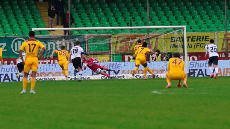 Jonathan Klinsmann para il rigore a Cerri
