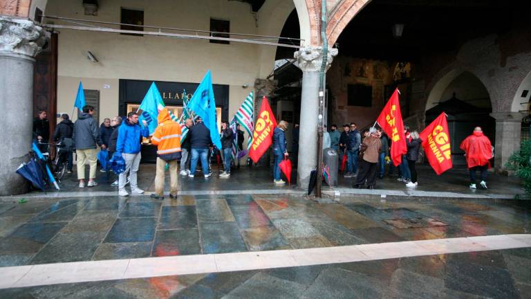 Ravenna, presidio sindacale dopo la morte sul lavoro al Sapir: “La sicurezza torni al centro” - Gallery