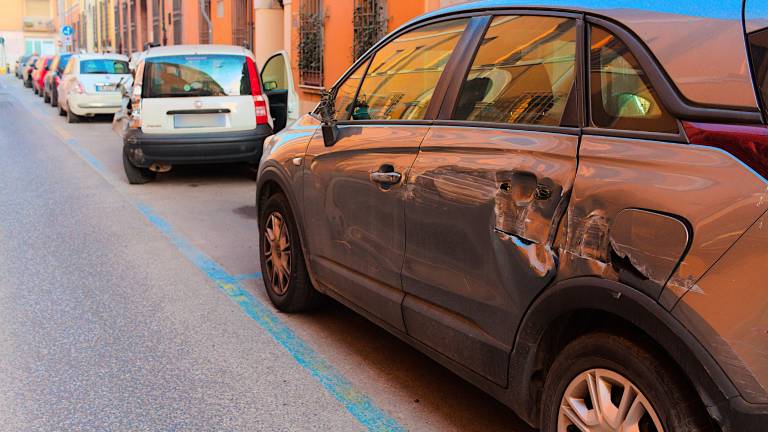Le auto danneggiate (fotoservizio di Massimo Fiorentini)