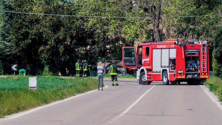 Ravenna, finisce con l’auto contro il cabinotto: fuga di gas e strada chiusa