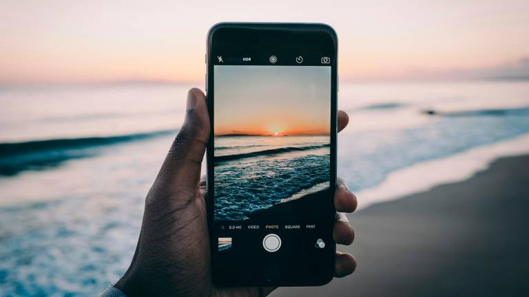 Rimini, ruba un cellulare in spiaggia, il proprietario lo scopre e nasce una rissa: minorenne arrestato per rapina