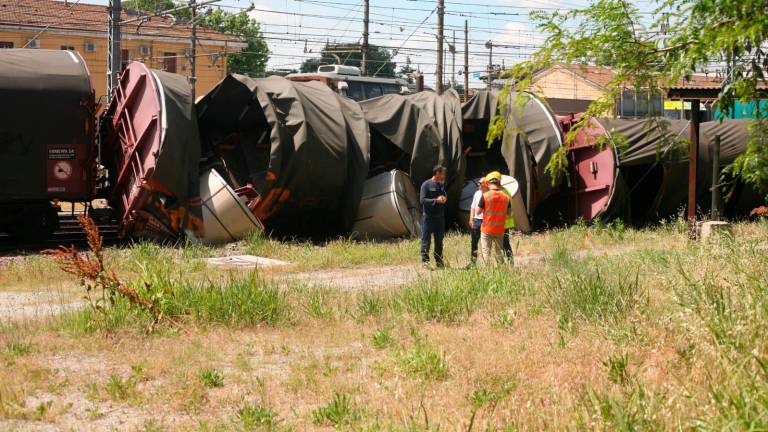 Ravenna, si scontrano un locomotore e un treno merci: due vagoni ribaltati VIDEOGALLERY
