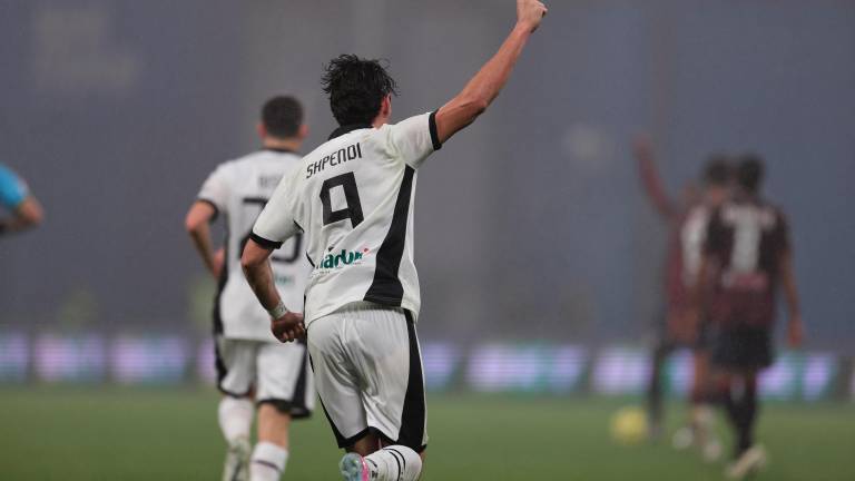 Cristian Shpendi esulta dopo il rigore del pareggio (foto Luigi Rega)