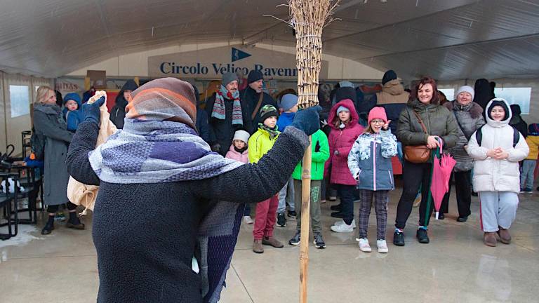 Ravenna, nonostante la neve la Befana è arrivata dal cielo, dal mare e... sui pedali