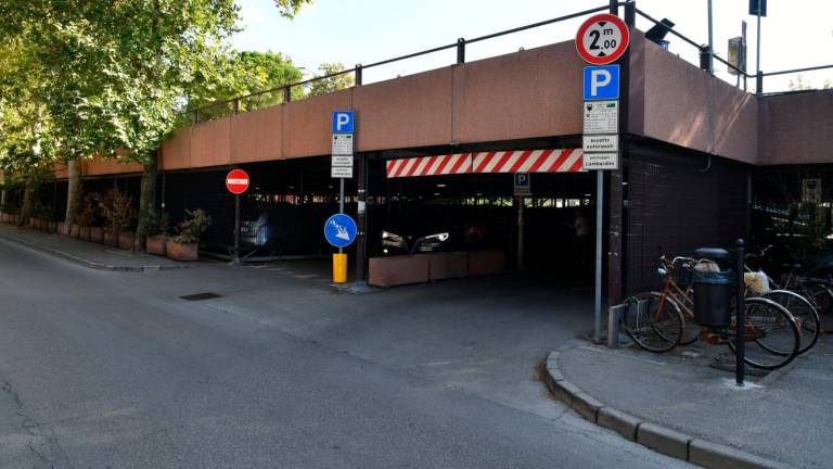 Il parcheggio di via Lombardini (foto Fabio Blaco)
