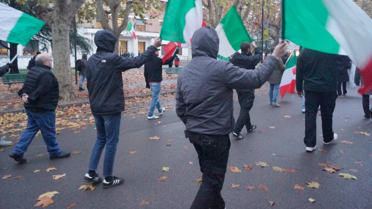 Tra slogan nazionalisti e controcori, la città blindata per il corteo Remigrazione