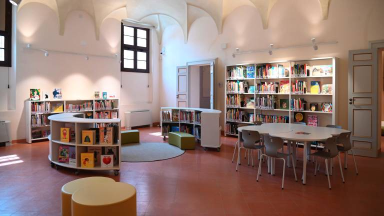 Una sala della nuova biblioteca “Saffi” (foto Fabio Blaco)