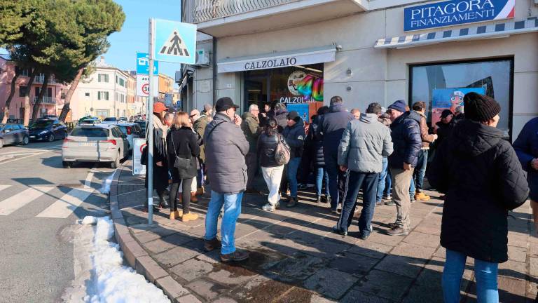 Cesena, il calzolaio del Ponte Vecchio festeggia 40 anni di bottega, tra scarpe da riparare e chiacchiere sul Cesena Calcio